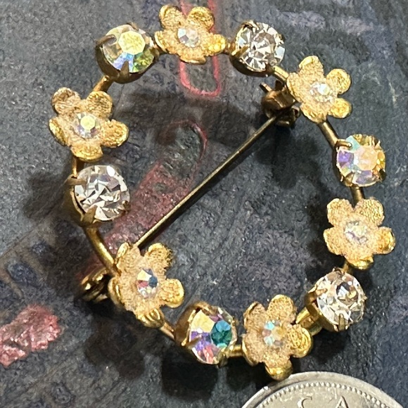 VINTAGE, sparkly Austrian crystal gold/brass tone floral circular brooch - Picture 3 of 10